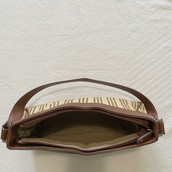 LIZ & CO Woven Straw Shoulder Bag in Neutral Stripe - Picture 3 of 6